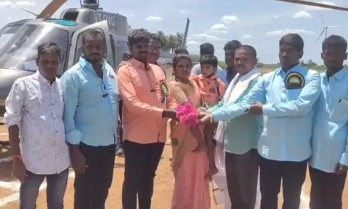 கும்பாபிஷேக விழாவை காண ஹெலிகாப்டரில் வந்த குடும்பத்தினர்! ஆச்சிரியத்தில் சொந்த கிராம மக்கள் கும்பாபிஷேக விழாவை காண ஹெலிகாப்டரில் வந்த குடும்பத்தினர்! ஆச்சிரியத்தில் சொந்த கிராம மக்கள்