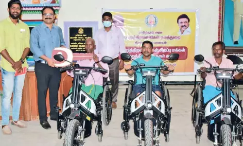 திருவள்ளூரில் மக்கள் குறைதீர்க்கும் நாள் கூட்டம்: மாற்றுத்திறனாளிகளுக்கு சக்கர நாற்காலிகளை கலெக்டர் வழங்கினார் திருவள்ளூரில் மக்கள் குறைதீர்க்கும் நாள் கூட்டம்: மாற்றுத்திறனாளிகளுக்கு சக்கர நாற்காலிகளை கலெக்டர் வழங்கினார்