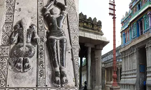 வழிபடுவதை உணர்த்தும் சிற்பம்