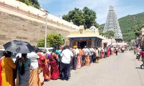 அருணாசலேஸ்வரர் கோவிலில் பக்தர்கள் கூட்டம் அலைமோதியது