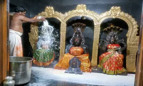 1,008 லிட்டர் பால் அபிஷேகம் 1,008 லிட்டர் பால் அபிஷேகம்