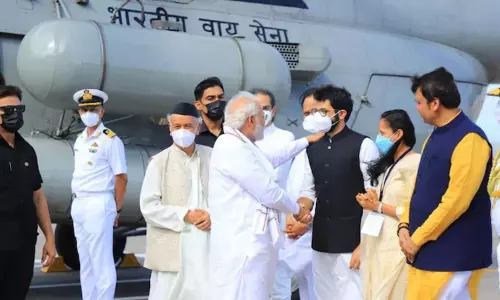 பிரதமரை வரவேற்கும் வி.ஐ.பி.க்கள் பட்டியலில் பெயர் இல்லாததால் முதல்-மந்திரியின் மகனை காரில் இருந்து இறக்கிவிட்ட பாதுகாப்பு அதிகாரிகள்