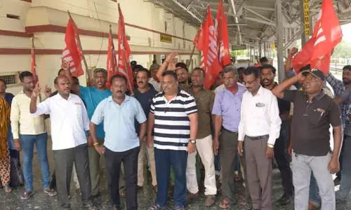 ரெயில்வே ஊழியர்கள் ஆர்ப்பாட்டம்