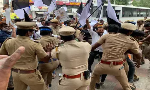 கோவையில் த.மு.மு.க.வினர் ரெயில் மறியல்