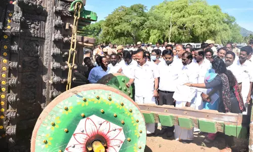 பாப்பாரப்பட்டி அருகே தேர் கவிழ்ந்த விபத்தில் பலியான 2 பேரின் குடும்பத்தினருக்கு நிவாரண நிதி அமைச்சர் எம்.ஆர்.கே.பன்னீர்செல்வம் நேரில் வழங்கினார் பாப்பாரப்பட்டி அருகே தேர் கவிழ்ந்த விபத்தில் பலியான 2 பேரின் குடும்பத்தினருக்கு நிவாரண நிதி அமைச்சர் எம்.ஆர்.கே.பன்னீர்செல்வம் நேரில் வழங்கினார்