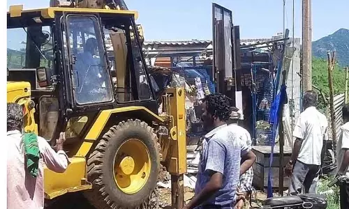 சாலையோர ஆக்கிரமிப்புகள் அகற்றம் சாலையோர ஆக்கிரமிப்புகள் அகற்றம்