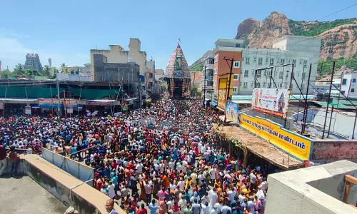 திருச்செங்கோடு  அர்த்தநாரீஸ்வரர் கோவில் 2-ம் நாள் தேரோட்டம்  ஏராளமான பக்தர்கள் வடம்பிடித்து இழுத்தனர்
