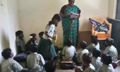 பள்ளி வகுப்பறையில் குடியேறிய கட்டிட உரிமையாளர்