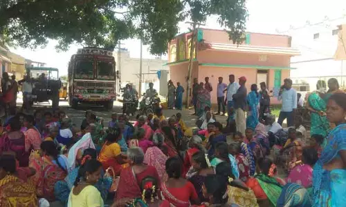 100 நாள் பணியாளர்கள் திடீர் சாலை மறியல்