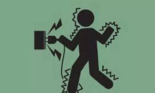 மின்சாரம் தாக்கி எலக்ட்ரீசியன் பலி