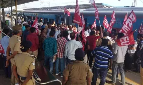 தொழிற்சங்கத்தினர் ஆர்பாட்டம் தொழிற்சங்கத்தினர் ஆர்பாட்டம்