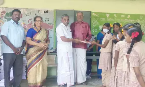 அரசு பள்ளி மாணவிகளுக்கு விலையில்லா பாட புத்தகங்கள்