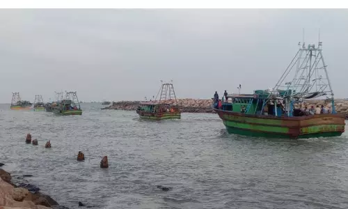 நாகை விசைப்படகு மீனவர்கள் கடலுக்கு மீன்பிடிக்க சென்றனர்