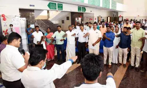 கரூர் அரசு மருத்துவக்கல்லூரி மருத்துவமனையில் ரத்ததான முகாம் கரூர் அரசு மருத்துவக்கல்லூரி மருத்துவமனையில் ரத்ததான முகாம்