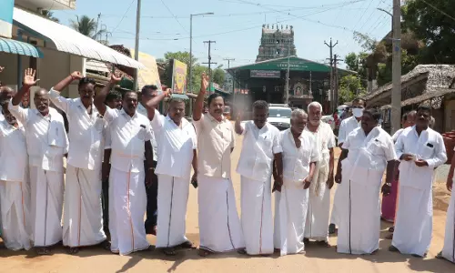 மதுரை ஆதீனம் கட்டுப்பாட்டில் உள்ள கஞ்சனூர் சுக்கிரன் கோவிலை தமிழக அரசே ஏற்று நடத்த வலியுறுத்தி 4 கிராம மக்கள் ஆர்ப்பாட்டம் மதுரை ஆதீனம் கட்டுப்பாட்டில் உள்ள கஞ்சனூர் சுக்கிரன் கோவிலை தமிழக அரசே ஏற்று நடத்த வலியுறுத்தி 4 கிராம மக்கள் ஆர்ப்பாட்டம்