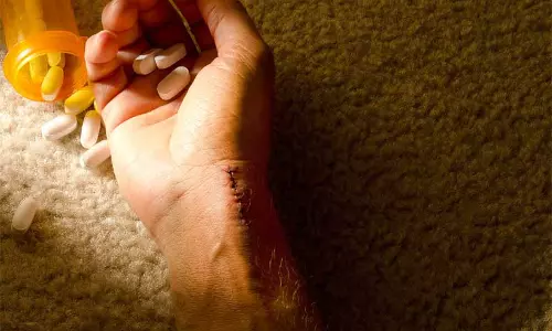 பெண் உள்பட 4 விவசாயிகள் விஷம் குடித்து தற்கொலை முயற்சி பெண் உள்பட 4 விவசாயிகள் விஷம் குடித்து தற்கொலை முயற்சி