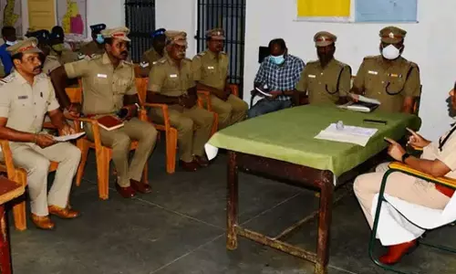 போலீஸ் நிலையங்களில் கமிஷனர் திடீர் ஆய்வு