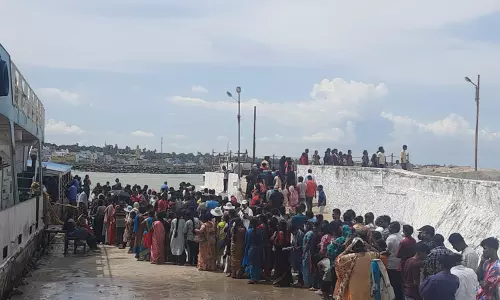 கன்னியாகுமரியில் கடல் நீர்மட்டம் திடீர் தாழ்வு - படகு போக்குவரத்து தாமதம் கன்னியாகுமரியில் கடல் நீர்மட்டம் திடீர் தாழ்வு - படகு போக்குவரத்து தாமதம்