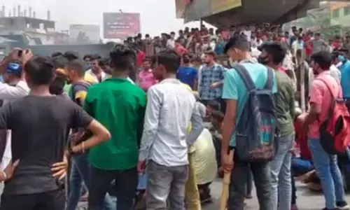 பீகாா்:  அக்னிபத் திட்டத்திற்கு எதிா்ப்பு தொிவித்து இளைஞா்கள் போராட்டம்