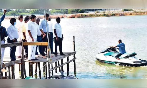 முதலியார்குப்பம் படகு இல்லத்தில் அமைச்சர் ஆய்வு முதலியார்குப்பம் படகு இல்லத்தில் அமைச்சர் ஆய்வு