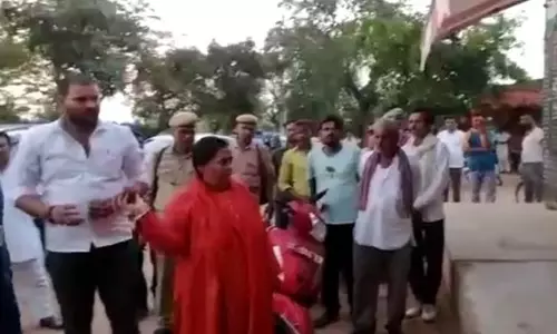 பூரண மதுவிலக்கு அமல்படுத்தக்கோரி மதுபானக்கடை மீது மாட்டுச்சாணம் வீசிய உமா பாரதி