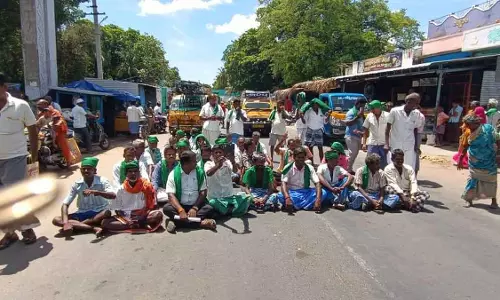 யூரியா கிடைக்காததால் விவசாயிகள் ரோட்டில் படுத்து சாலை மறியல் யூரியா கிடைக்காததால் விவசாயிகள் ரோட்டில் படுத்து சாலை மறியல்