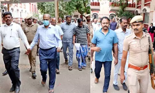 கைதான டாக்டர்கள் உள்பட 5 பேரை காவலில் எடுத்து விசாரிக்க கோர்ட்டு அனுமதி கைதான டாக்டர்கள் உள்பட 5 பேரை காவலில் எடுத்து விசாரிக்க கோர்ட்டு அனுமதி