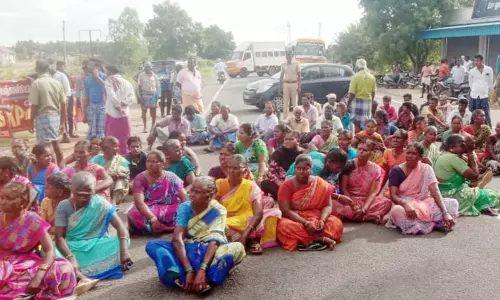 வேகத்தடை அமைக்கக்கோரி பொதுமக்கள் சாலை மறியல்