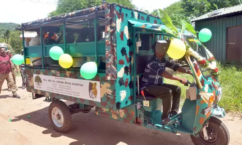 மலைவாழ் மக்களின் குழந்தைகள் பள்ளிக்கு செல்ல பேட்டரி வாகனம்