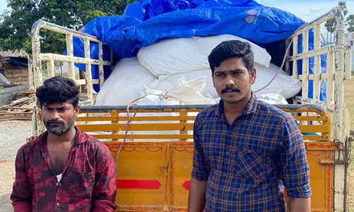 ரேஷன் அரிசி கடத்திய 2 பேர் பிடிபட்டனர்