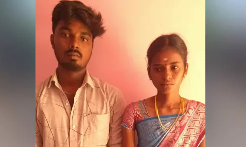 வடமதுரை காவல் நிலையத்தில் கல்லூரி மாணவி காதலனுடன் தஞ்சம்