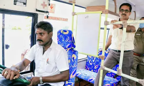 பள்ளி, கல்லூரி வாகனங்களில் கண்காணிப்பு கேமராக்கள் பொருத்த வேண்டும் பள்ளி, கல்லூரி வாகனங்களில் கண்காணிப்பு கேமராக்கள் பொருத்த வேண்டும்