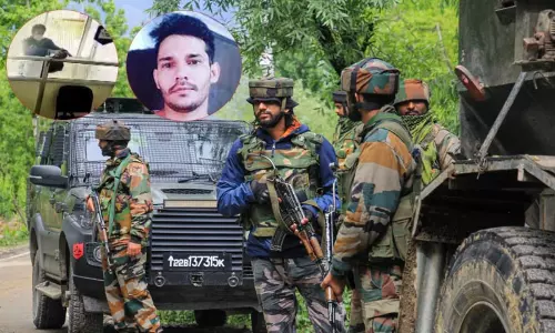 காஷ்மீர்: வங்கி அதிகாரியை சுட்டுக்கொன்ற பயங்கரவாதி சுட்டுக்கொலை காஷ்மீர்: வங்கி அதிகாரியை சுட்டுக்கொன்ற பயங்கரவாதி சுட்டுக்கொலை