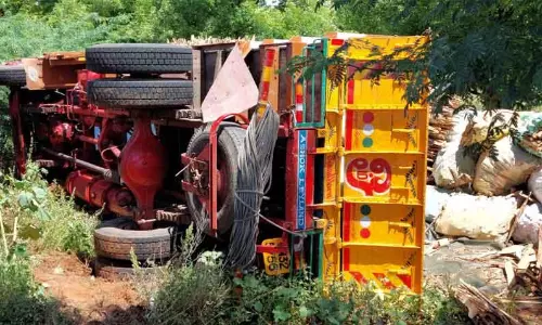 சாலையோர பள்ளத்தில் கவிழ்ந்த லாரி