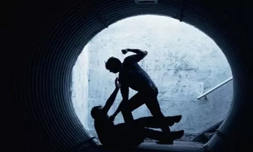 வியாபாரி மீது தாக்குதல்; 2 பேர் கைது