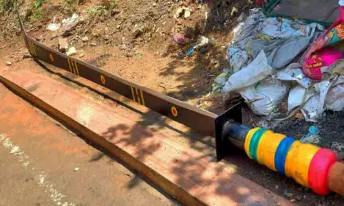 நேர்த்திக்கடனாக கோவில்களுக்கு வழங்க தயாரான ராட்சத அரிவாள்கள்