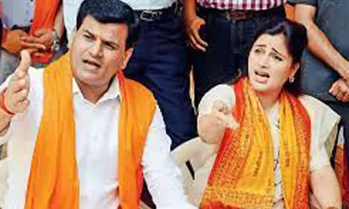 நவ்நீத் ரானா, ரவிரானா சிறப்பு கோர்ட்டில் ஆஜராகி பதிலளித்தனர் நவ்நீத் ரானா, ரவிரானா சிறப்பு கோர்ட்டில் ஆஜராகி பதிலளித்தனர்