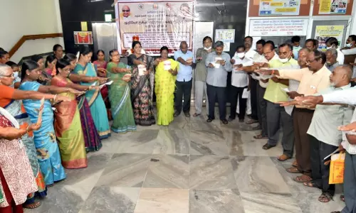 கிருஷ்ணகிரி கலெக்டர் அலுவலகத்தில்  முதியோர் கொடுஞ்செயல் எதிர்ப்பு உறுதிமொழி ஏற்பு