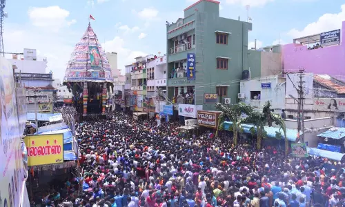 திருச்செங்கோட்டில், 3-வது நாளில்  அர்த்தநாரீஸ்வரர் கோவில் தேர் நிலையை அடைந்தது