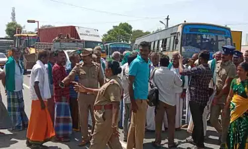 விரைவாக தொடங்கக்கோரி விவசாயிகள் சாலை மறியல் விரைவாக தொடங்கக்கோரி விவசாயிகள் சாலை மறியல்
