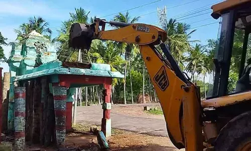 புதிதாக கட்டுவதற்காக பழமையான கோவில் இடிப்பு புதிதாக கட்டுவதற்காக பழமையான கோவில் இடிப்பு