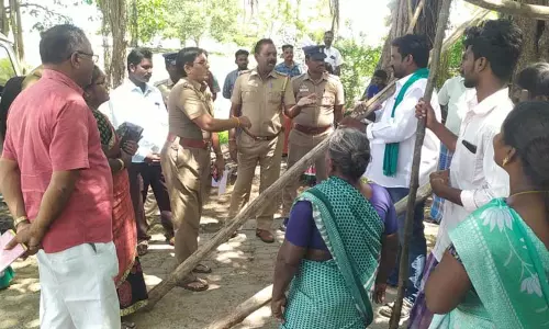 ஏரி ஆக்கிரமிப்பை அகற்றக்கோரி குடிசை போடும் போராட்டம் ஏரி ஆக்கிரமிப்பை அகற்றக்கோரி குடிசை போடும் போராட்டம்
