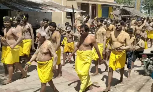 பக்தர்கள் உடலில் கத்திபோடும் திருவிழா பக்தர்கள் உடலில் கத்திபோடும் திருவிழா