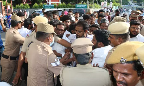 சேலத்தில் முஸ்லிம் அமைப்பினர் சாலை மறியல் சேலத்தில் முஸ்லிம் அமைப்பினர் சாலை மறியல்