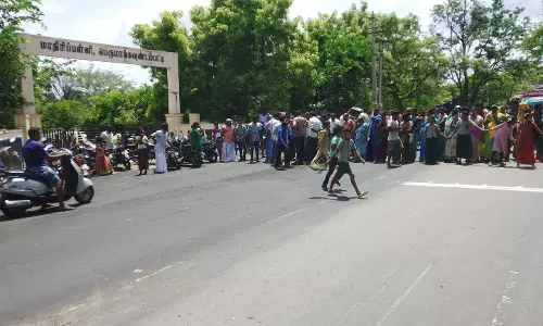இளம்பிள்ளை அருகே அரசு மாதிரி பள்ளியில் இடம் கேட்டு மாணவர்கள் திடீர் சாலைமறியல் இளம்பிள்ளை அருகே அரசு மாதிரி பள்ளியில் இடம் கேட்டு மாணவர்கள் திடீர் சாலைமறியல்