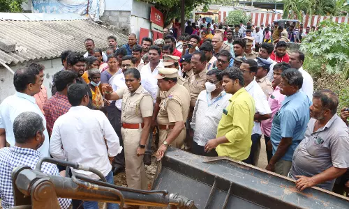 சேலத்தில் பள்ளப்பட்டி ஏரியில் ஆக்கிரமிப்புகள் அகற்றம்-அதிகாரிகளுடன் பொதுமக்கள் வாக்குவாதம்