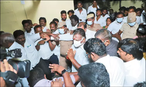 ஒற்றை தலைமை விவகாரம்: ஓ.பன்னீர்செல்வம், எடப்பாடி பழனிசாமி தனித்தனியாக ஆலோசனை