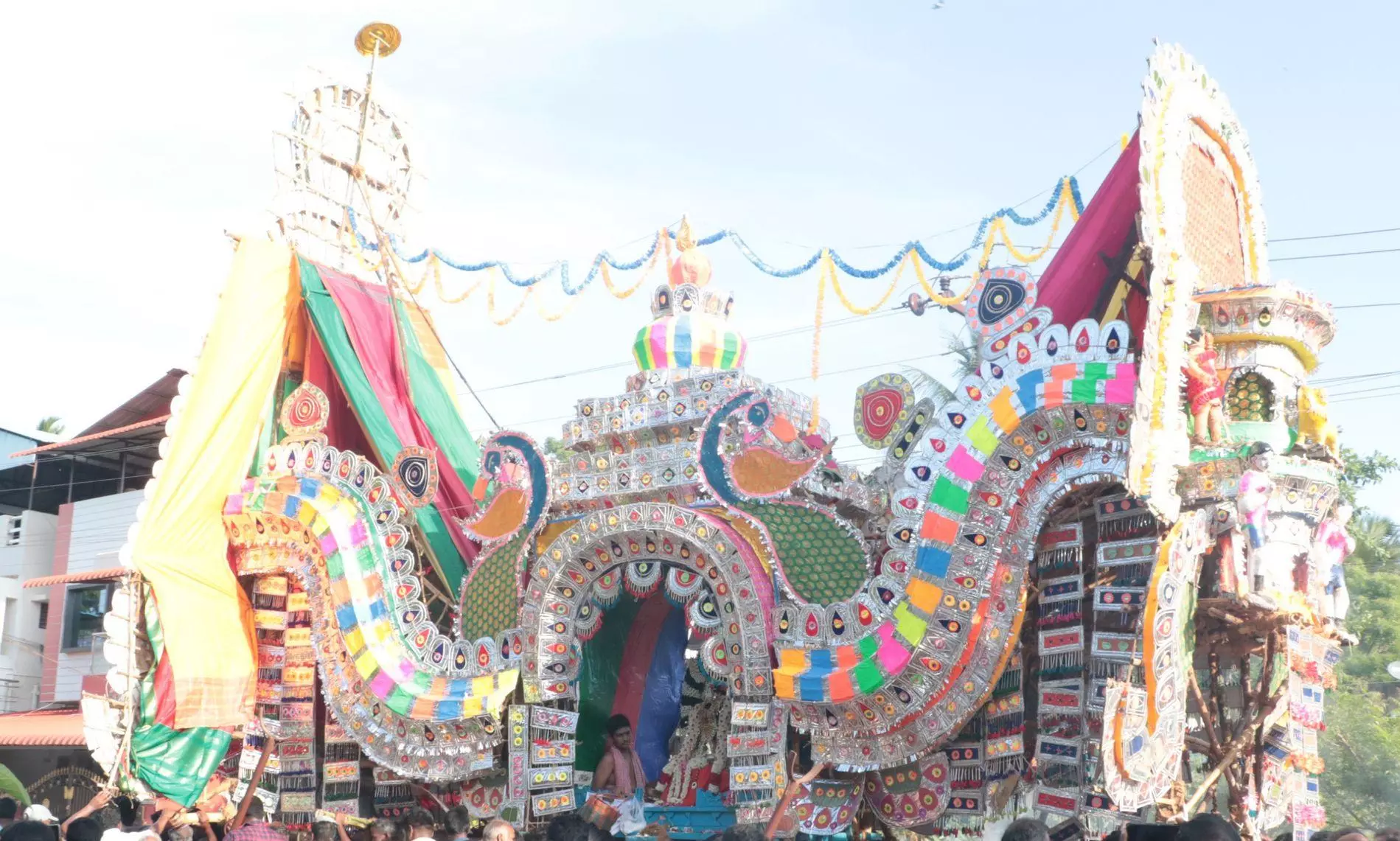 முத்துப்பல்லக்கில் சாமி வீதி உலா முத்துப்பல்லக்கில் சாமி வீதி உலா