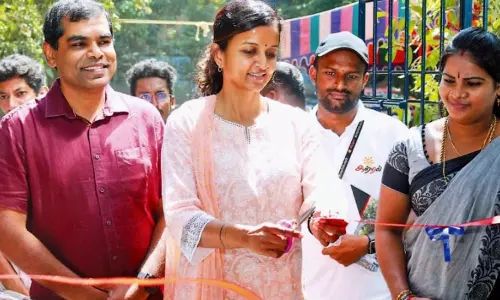சேப்பாக்கம்-திருவல்லிக்கேணி தொகுதியில் உள்ள அரசு உயர்நிலைப்பள்ளி புதுப்பிப்பு - கிருத்திகா உதயநிதி திறந்து வைத்தார் சேப்பாக்கம்-திருவல்லிக்கேணி தொகுதியில் உள்ள அரசு உயர்நிலைப்பள்ளி புதுப்பிப்பு - கிருத்திகா உதயநிதி திறந்து வைத்தார்
