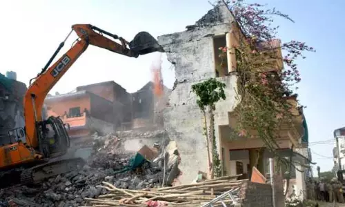 உ.பி.புல்டோசர்கள் மூலம் வீடுகள் இடிப்பு; அரசு விளக்கம் அளிக்க சுப்ரீம் கோர்ட்டு உத்தரவு